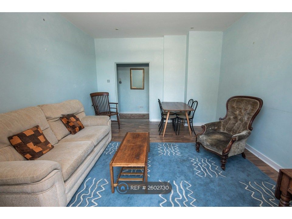 Property photo 3 of 10 Lounge/Dining Area