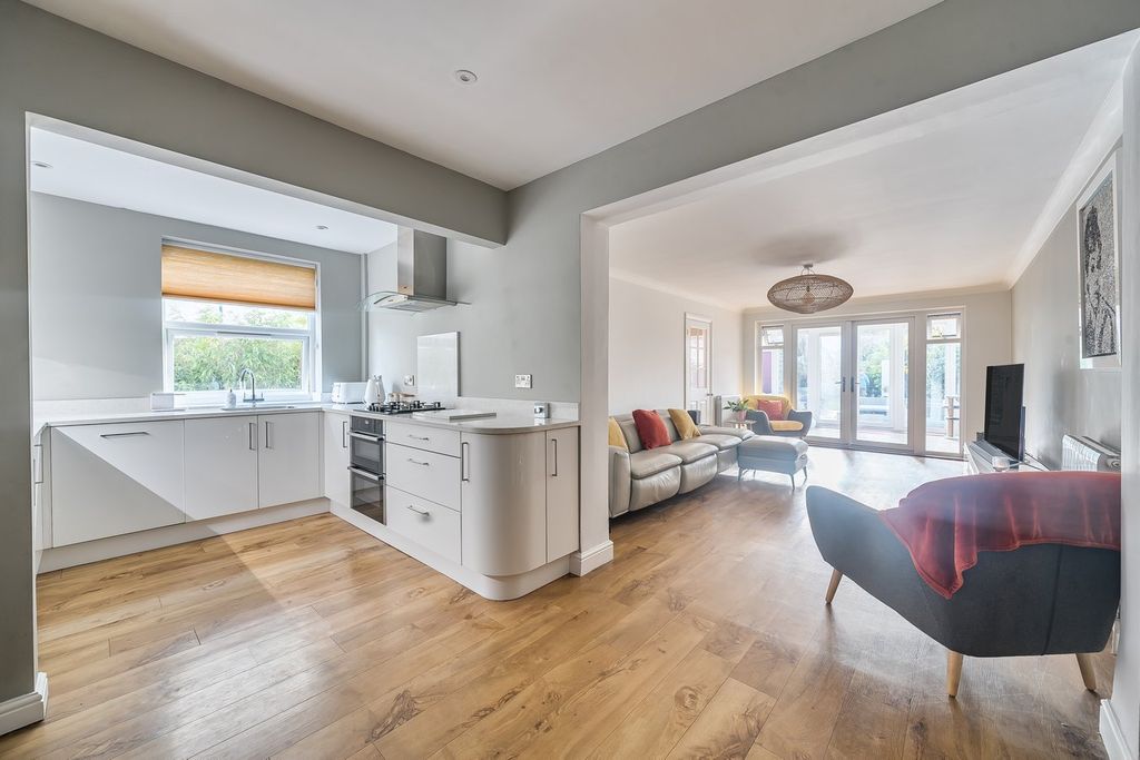 Property photo 3 of 27