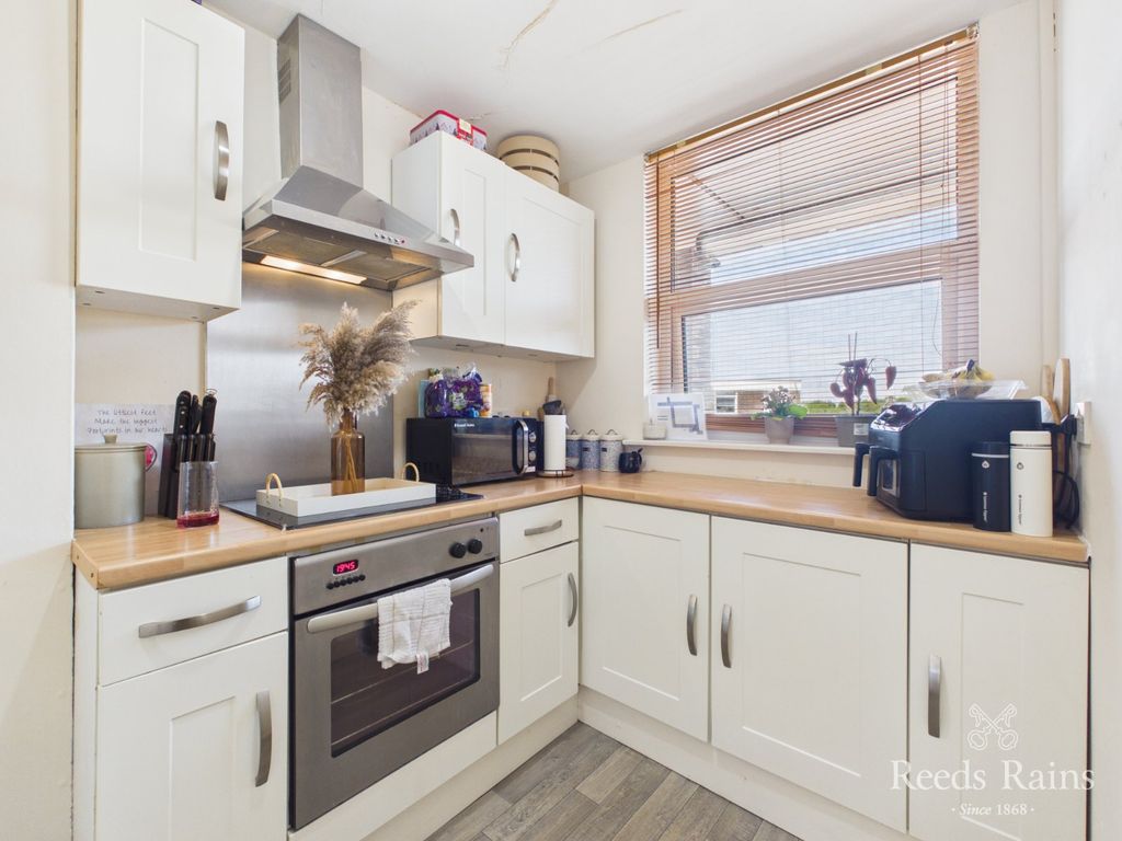 Property photo 3 of 19 Kitchen