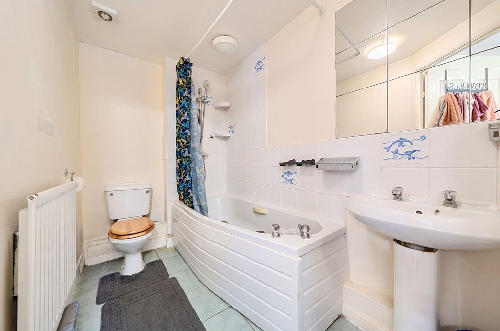Property photo 3 of 7 Bathroom