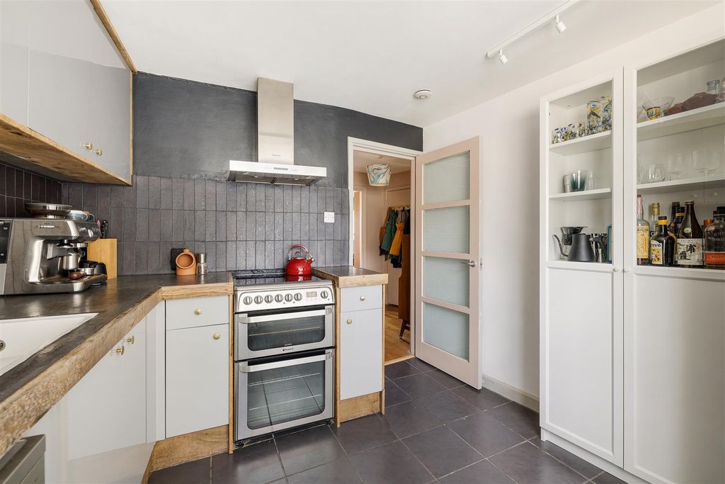 Property photo 3 of 23 Mothers Square E5