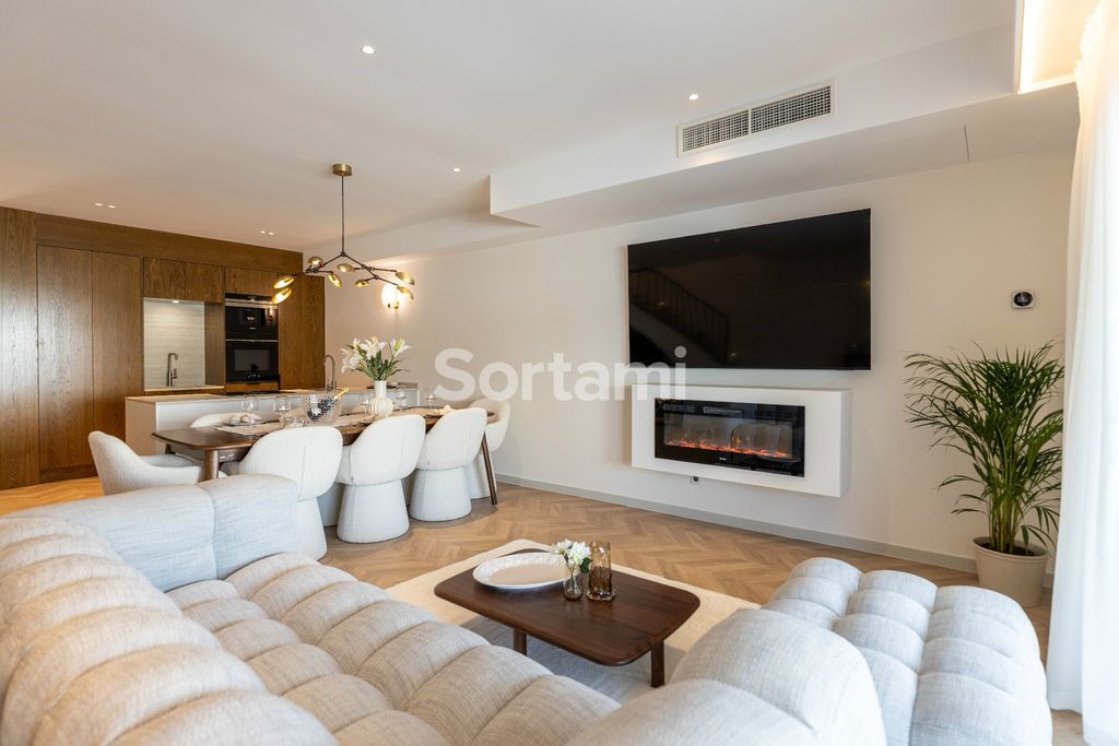 Property photo 2 of 43