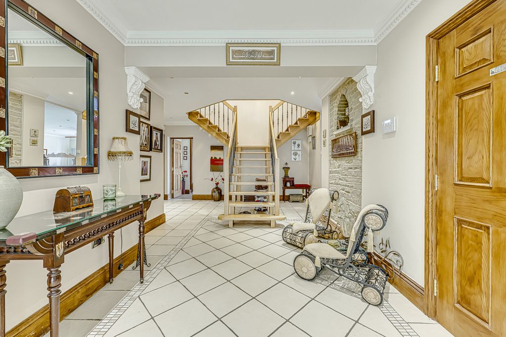 Property photo 3 of 49