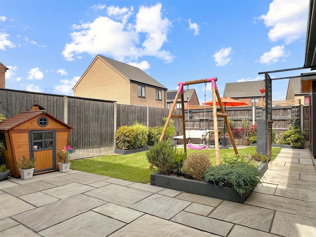 Property photo 3 of 26 Lovely Landscaped Garden 777