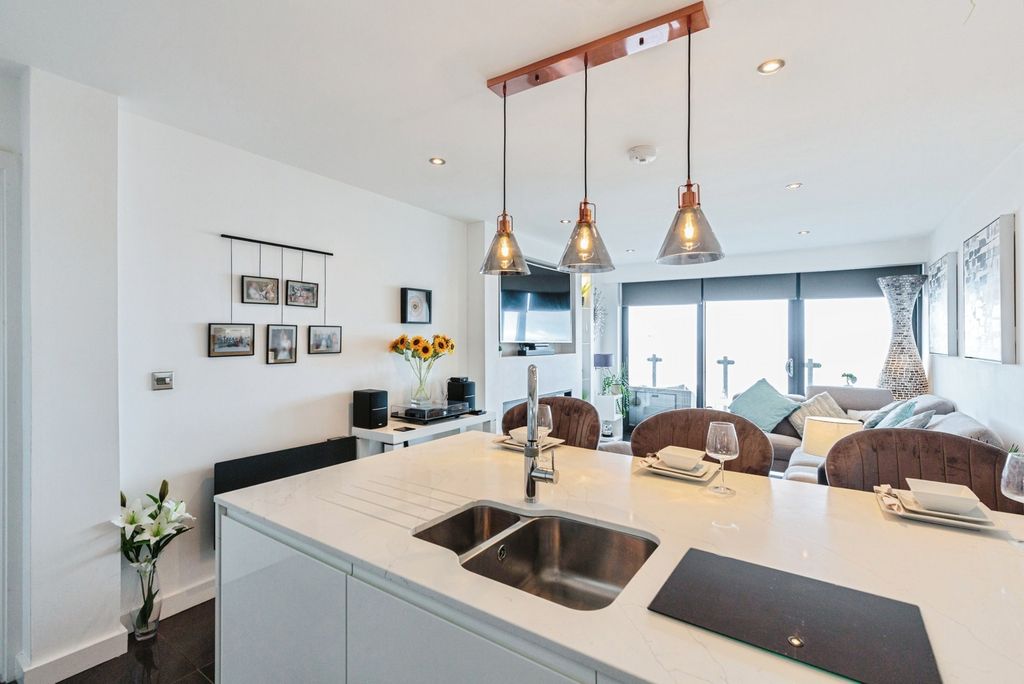 Property photo 3 of 32 Pbox-Img.Jpg