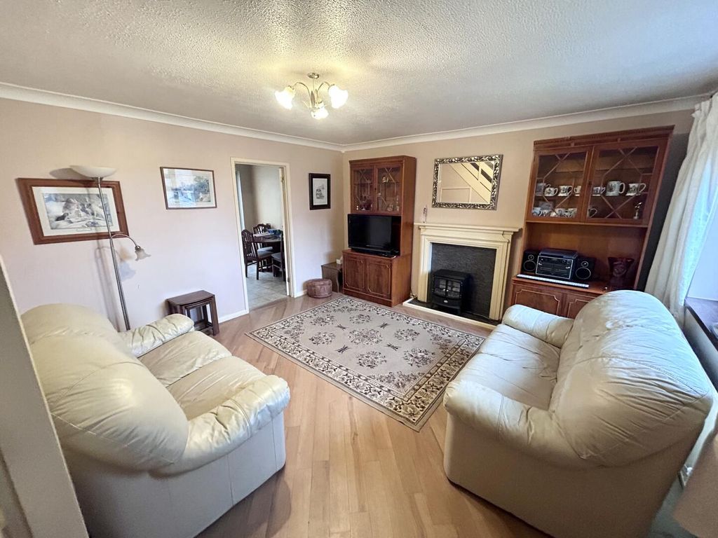 Property photo 1 of 9 Living Room