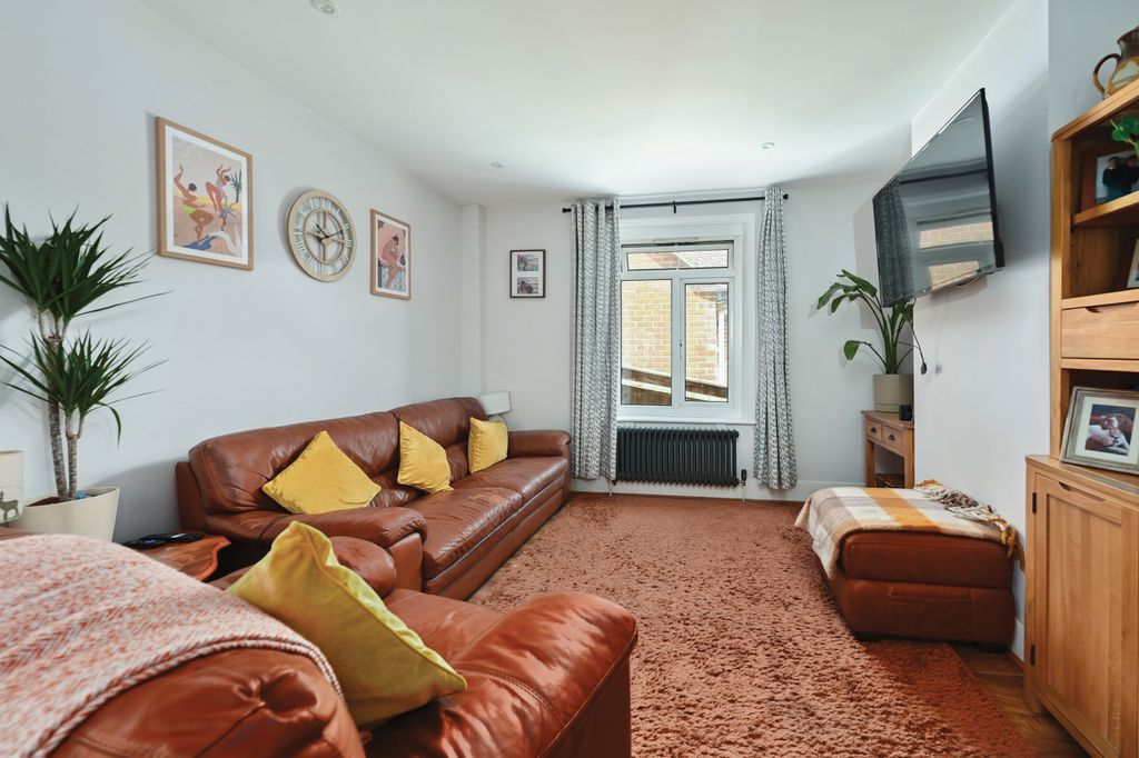 Property photo 2 of 11 11 Cambridge Road (5)