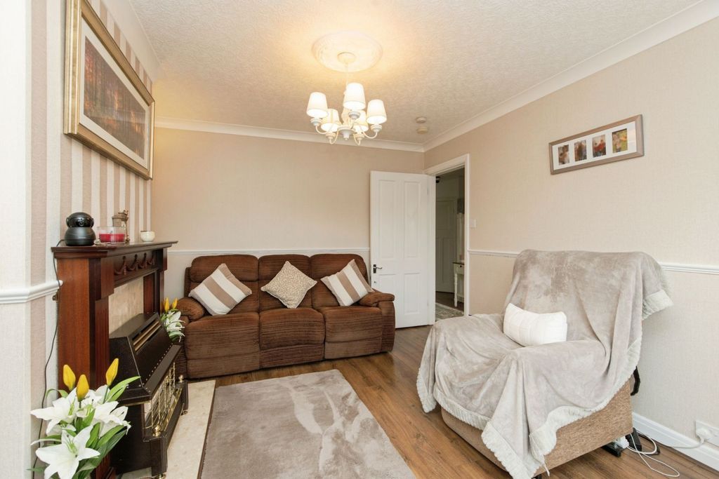 Property photo 2 of 32