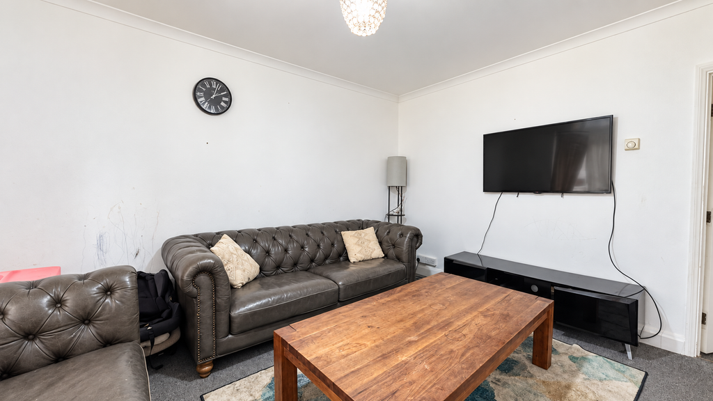 Property photo 3 of 13 7 Paget Road, Slough (4)