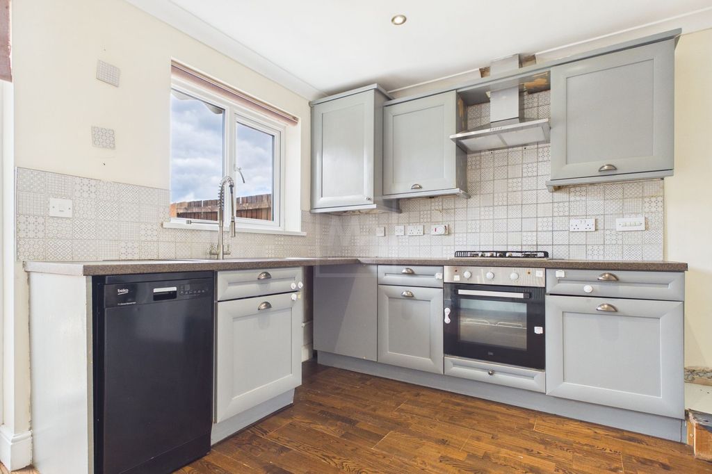 Property photo 3 of 17 Kitchen