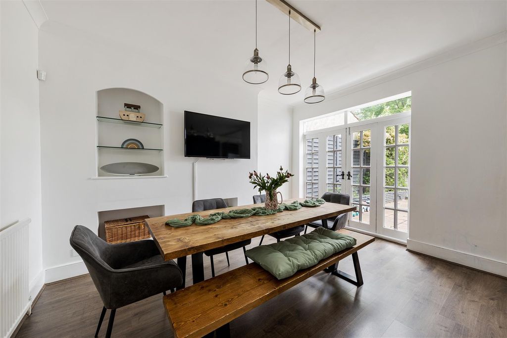 Property photo 3 of 34 Hale End Road, Ig8