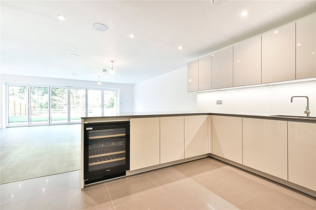 Property photo 3 of 9 Kitchen