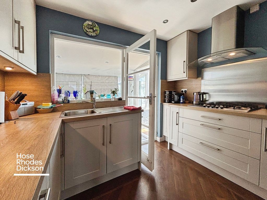 Property photo 3 of 17 Kitchen