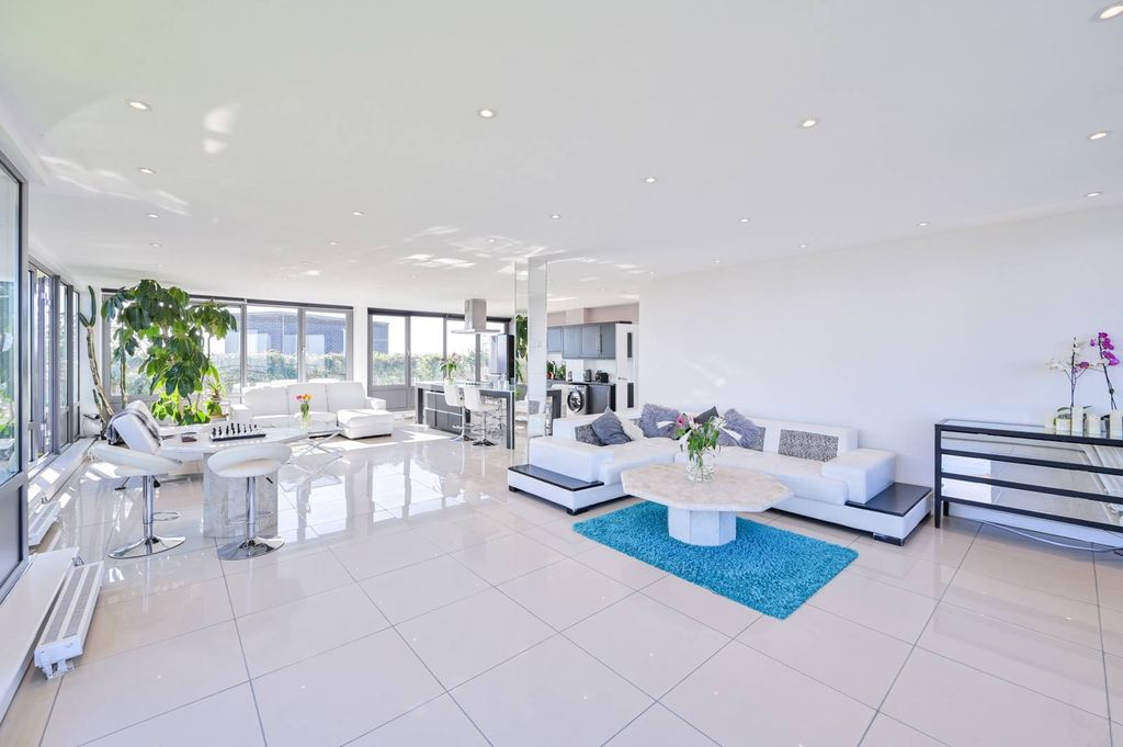 Property photo 2 of 40