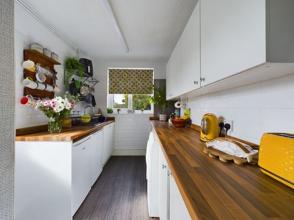 Property photo 3 of 18 Kitchen