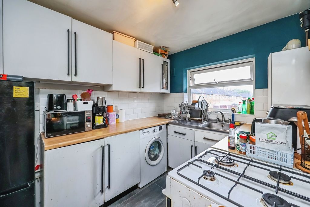 Property photo 2 of 11 Fitted Kitchen