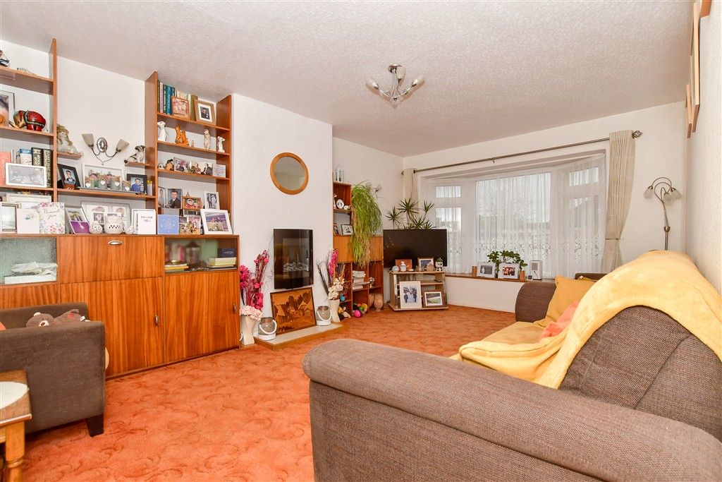 Property photo 3 of 20 Lounge