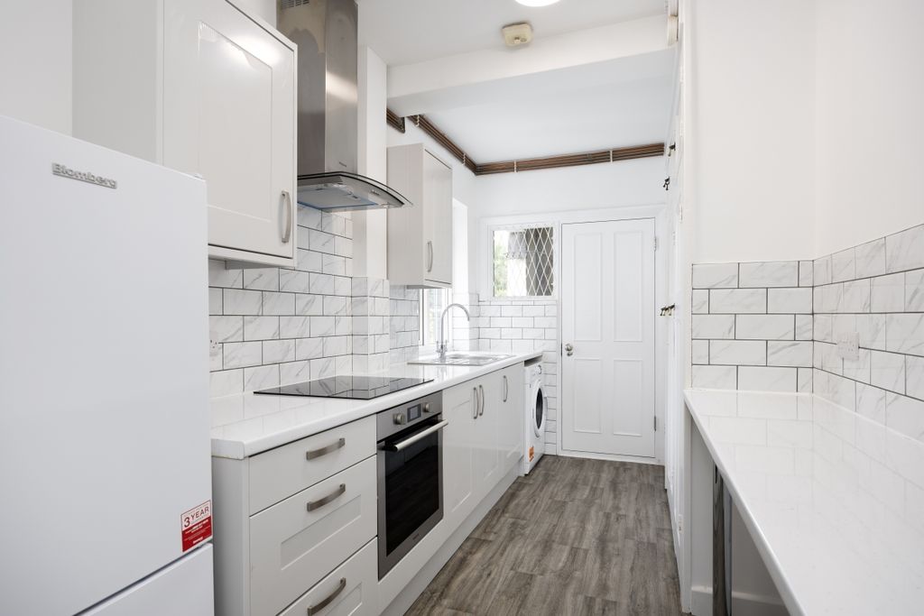 Property photo 3 of 13 Lingfield Court F...