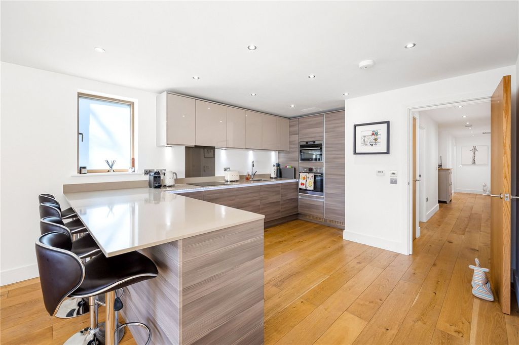 Property photo 3 of 18 Picture 3