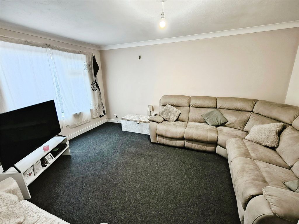 Property photo 3 of 9 Lounge