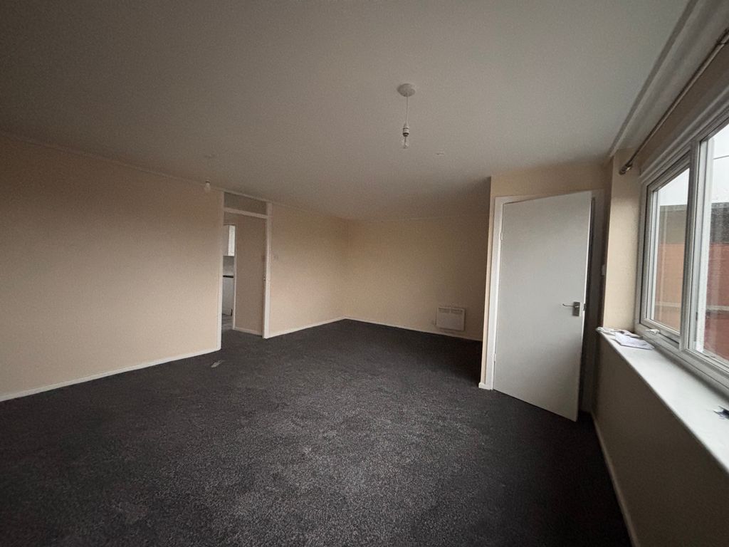 Property photo 3 of 6 Lounge