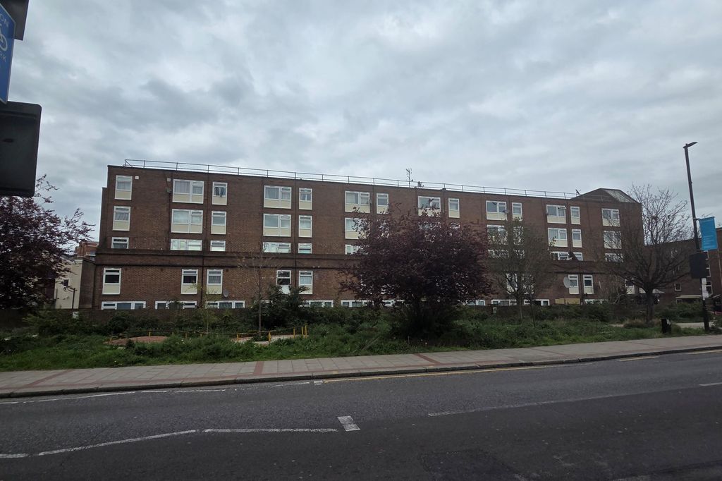 Property photo 1 of 2 Flat 3, Gavin House, 25 Plumstead High Street, London Se18 1Sp