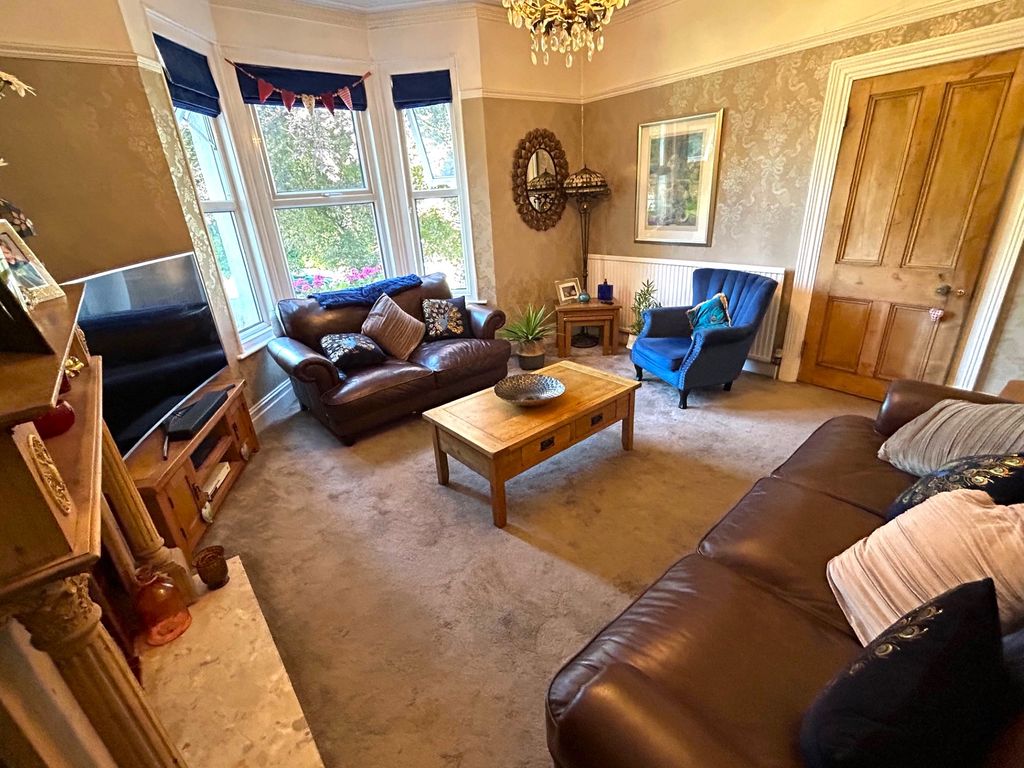 Property photo 3 of 39 Lounge