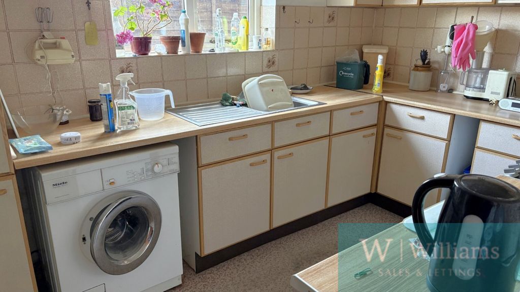 Property photo 3 of 10 Kitchen