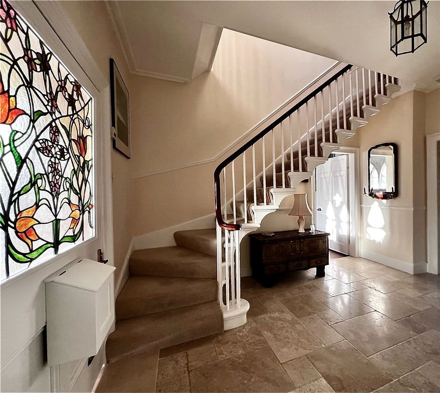 Property photo 3 of 34 Entrance Hall