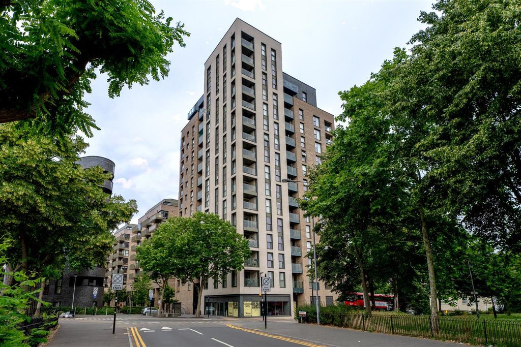 Property photo 1 of 41 Track Street, E17