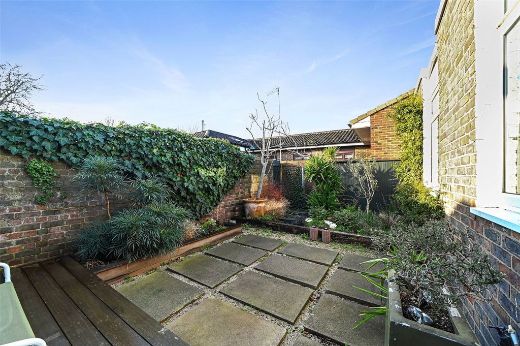 Property photo 3 of 24 Garden