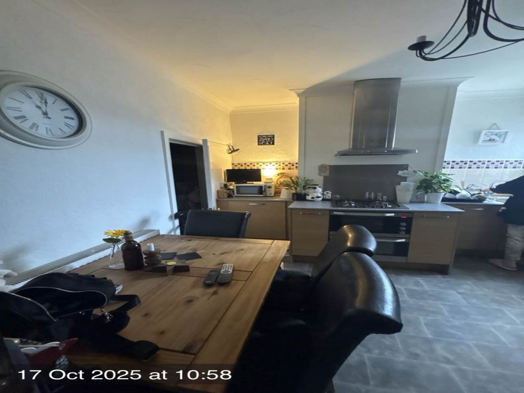 Property photo 2 of 7 Kitchen