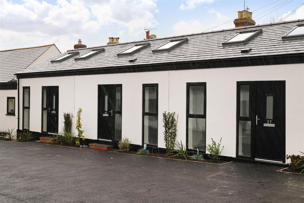 Property photo 1 of 5 Miscexternals-Greenyard-Jan25-9754.Jpg