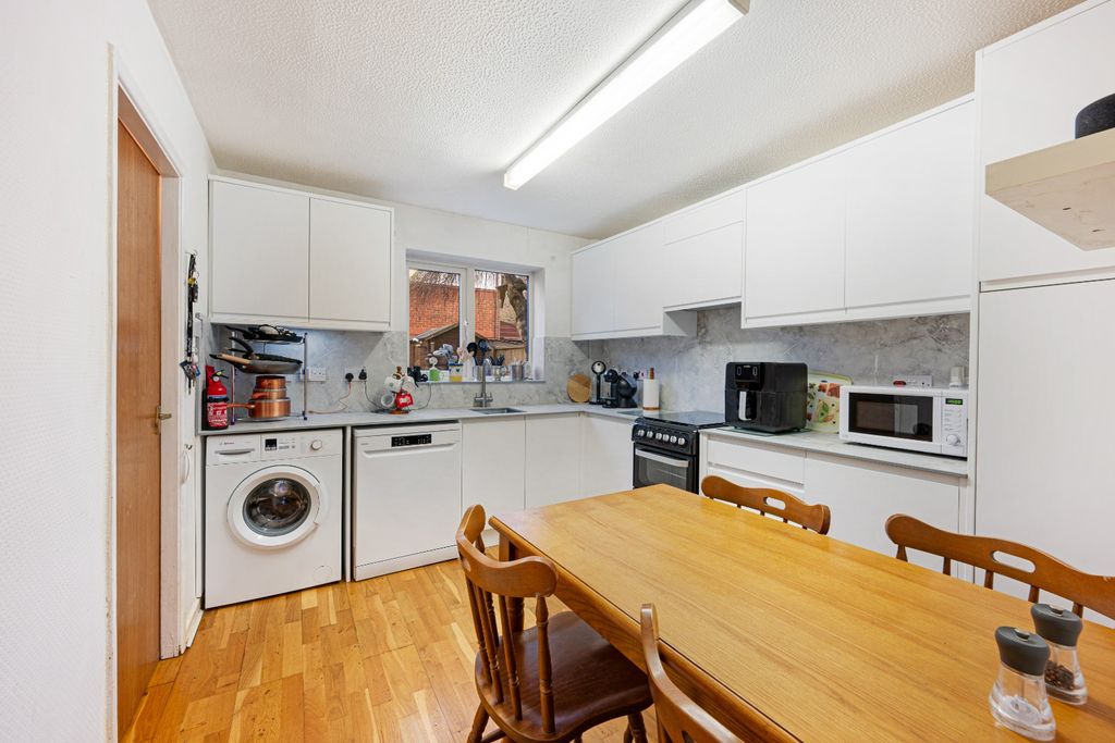 Property photo 2 of 13 3905385