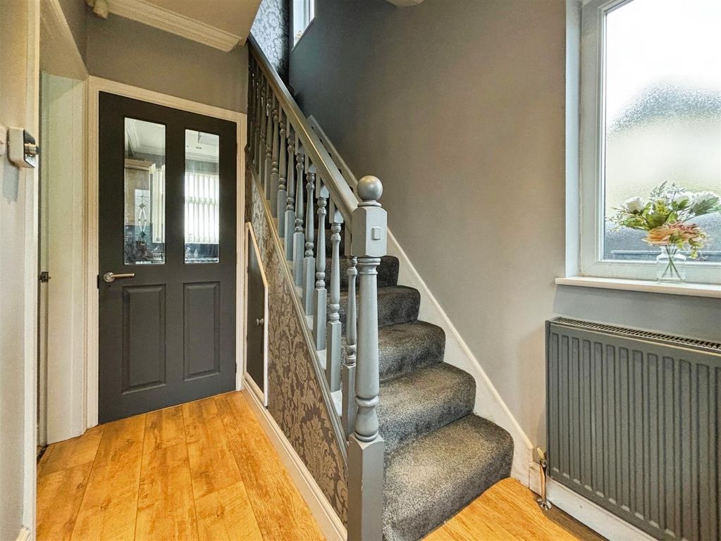 Property photo 2 of 21 Entrance Hall