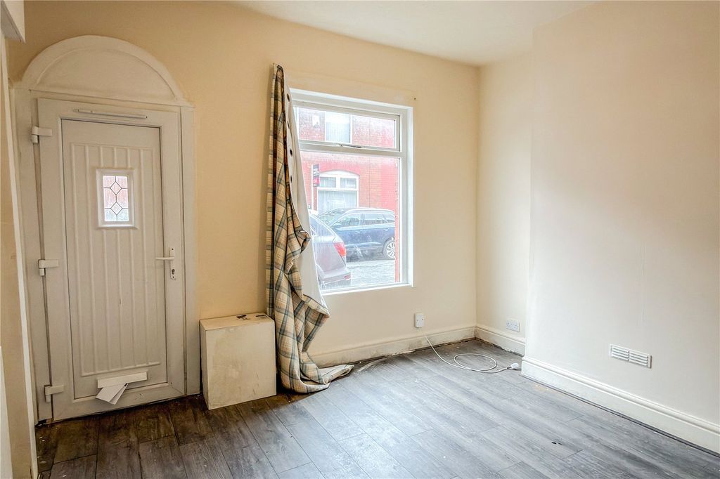 Property photo 3 of 15 Lounge