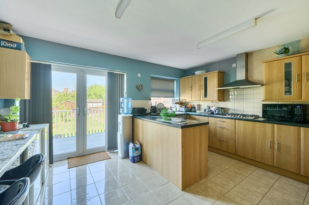 Property photo 3 of 17 Kitchen