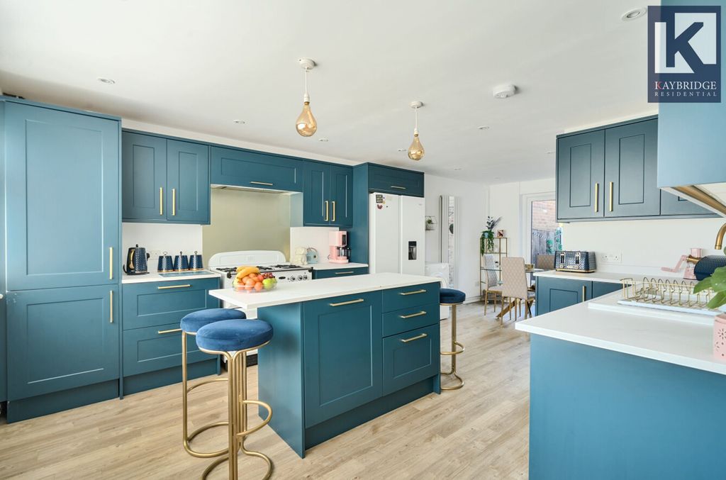 Property photo 2 of 18 Poplar Crescent, Epsom - Kt19 9Er