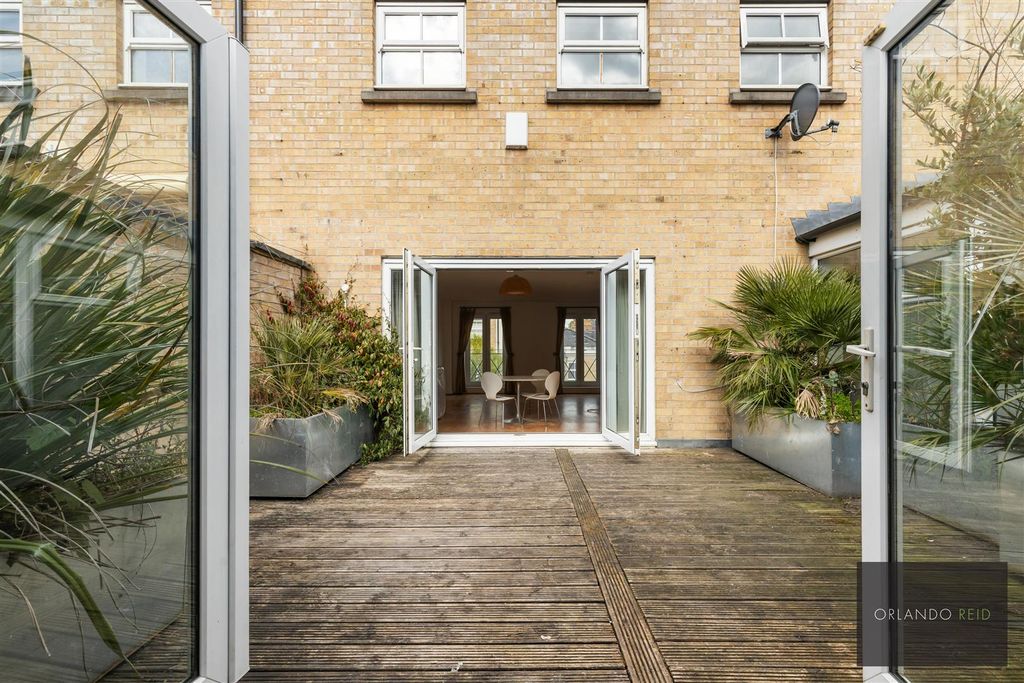 Property photo 1 of 12 6 Floris Place Sw4 0Hh-11.Jpg