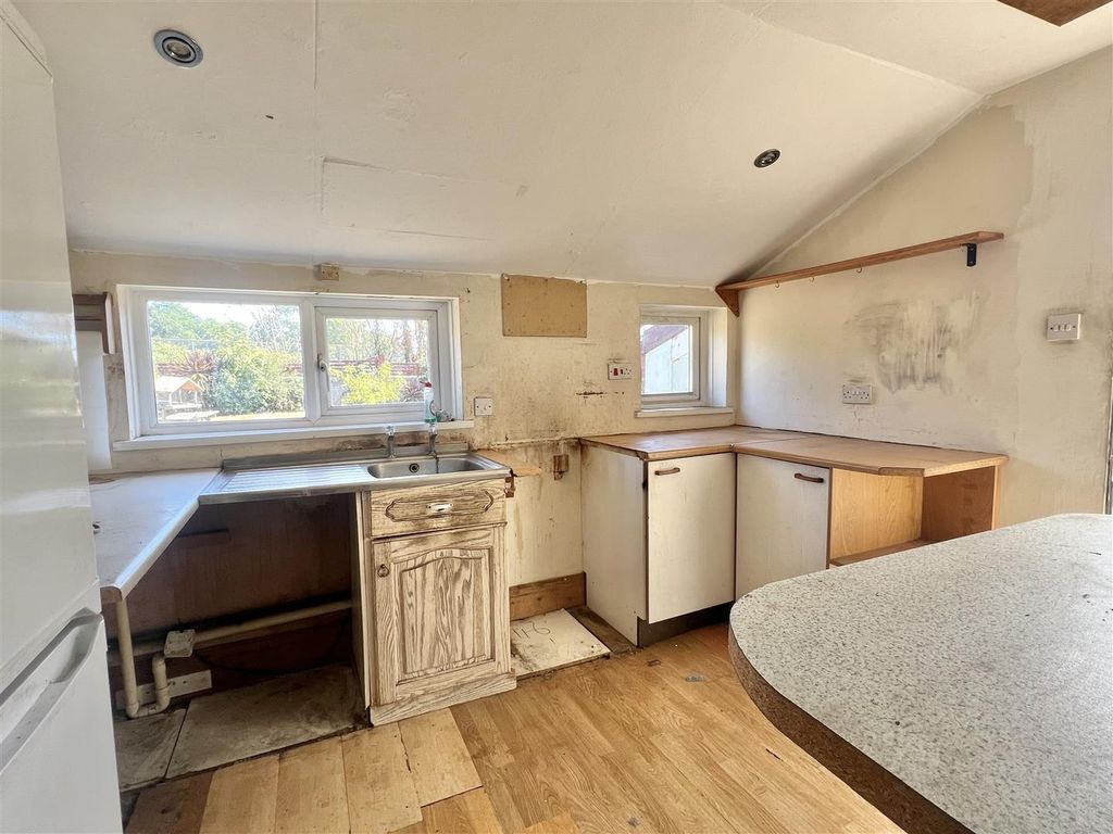 Property photo 3 of 22 Kitchen: