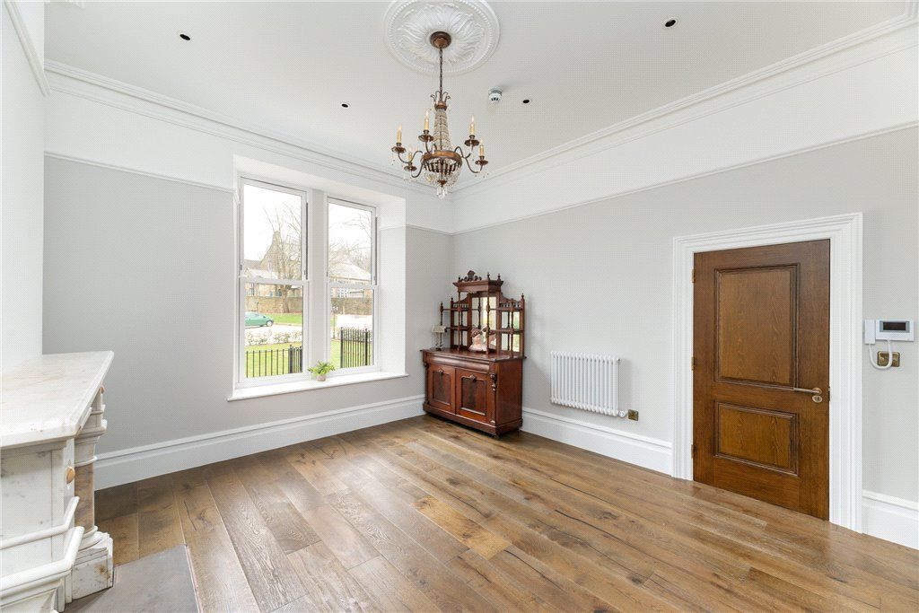 Property photo 2 of 32 Lounge