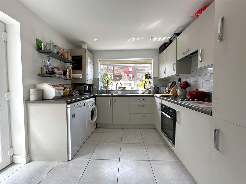 Property photo 3 of 20 Stylish Modern Kitchen 903