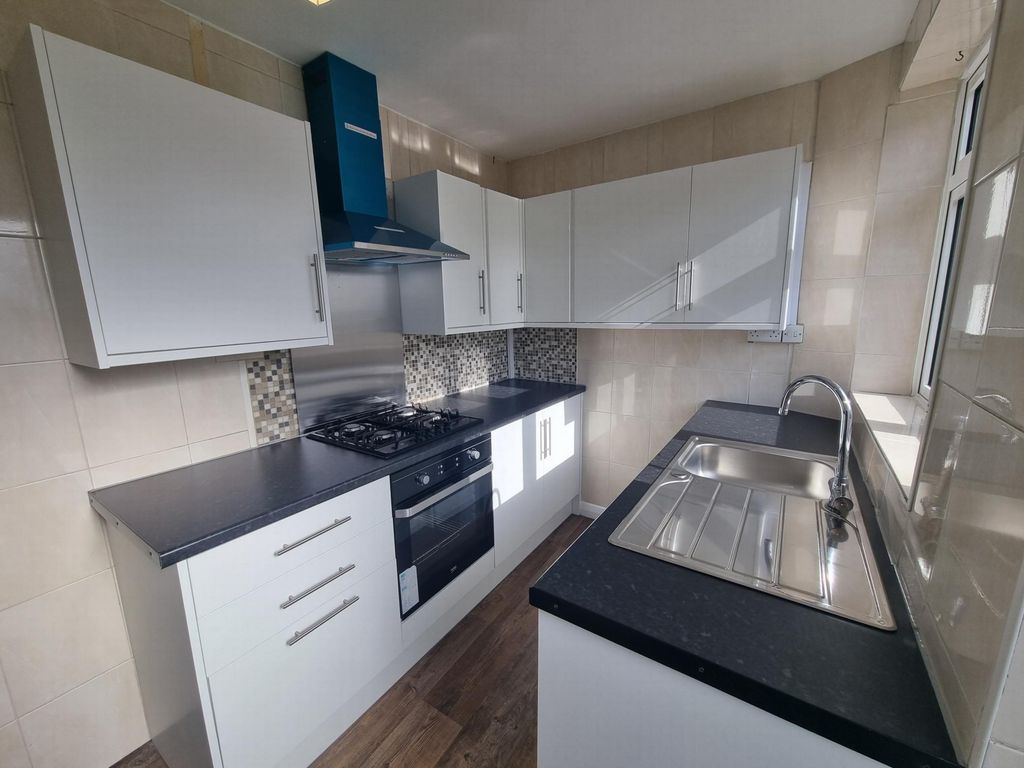 Property photo 1 of 12 Photo 4