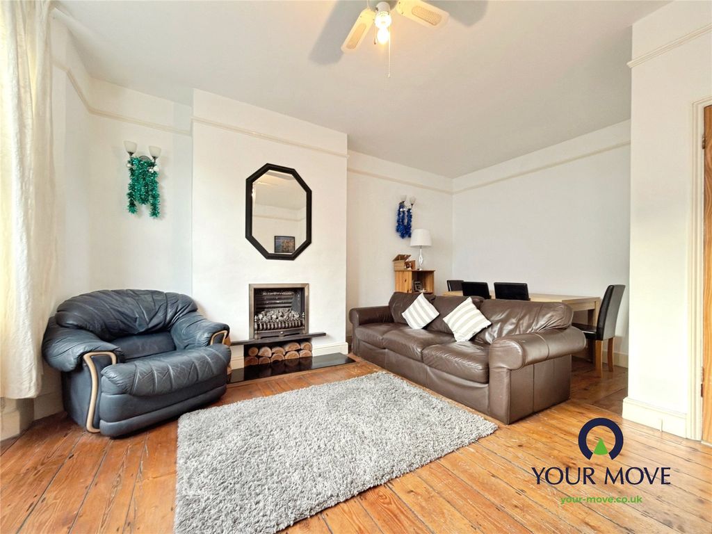 Property photo 3 of 12 Lounge