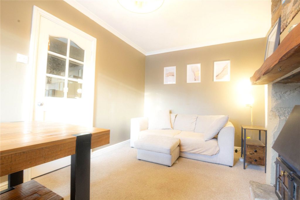 Property photo 2 of 21 Lounge