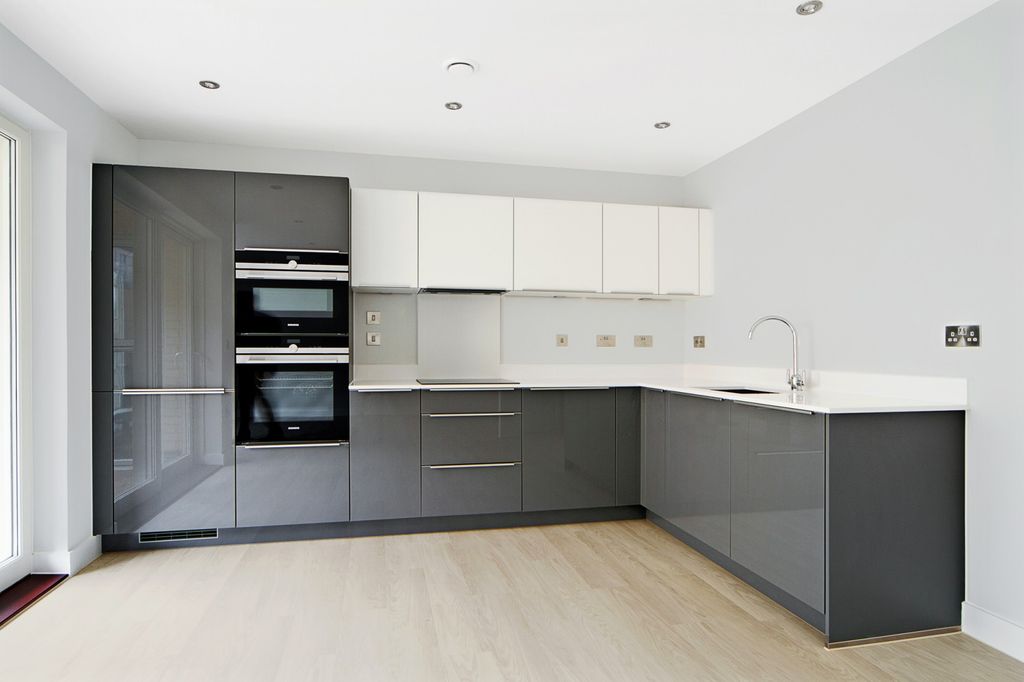 Property photo 2 of 10 Kitchen
