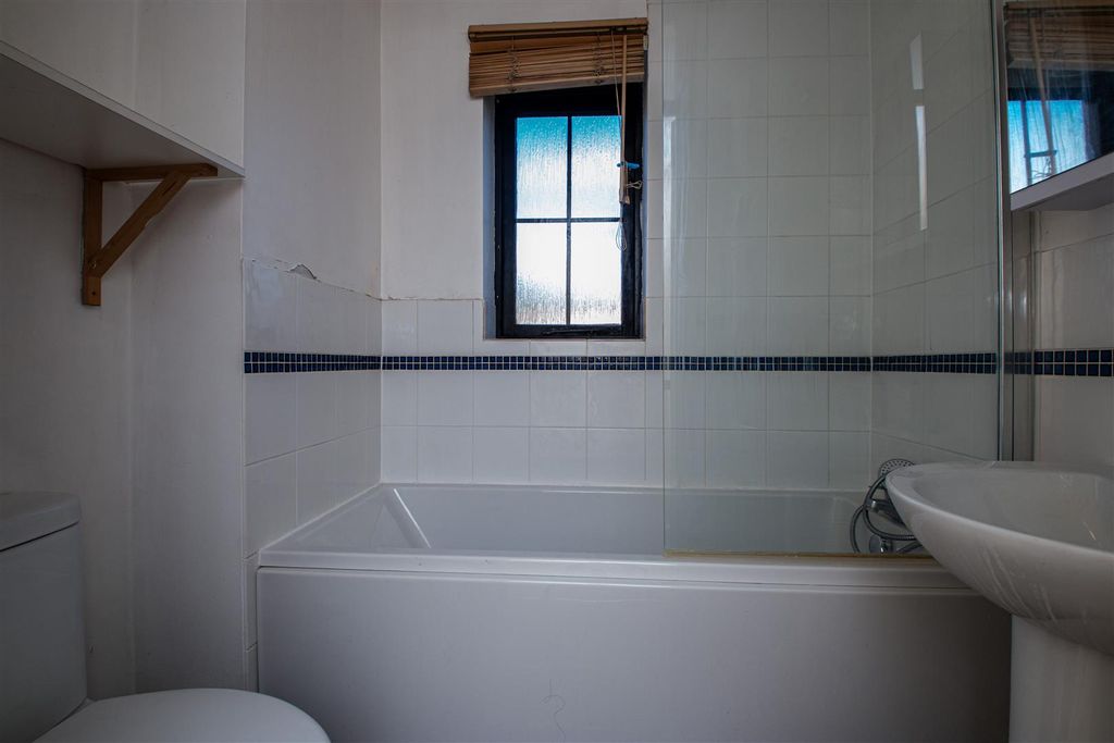 Property photo 3 of 8 1Car_6.Jpg