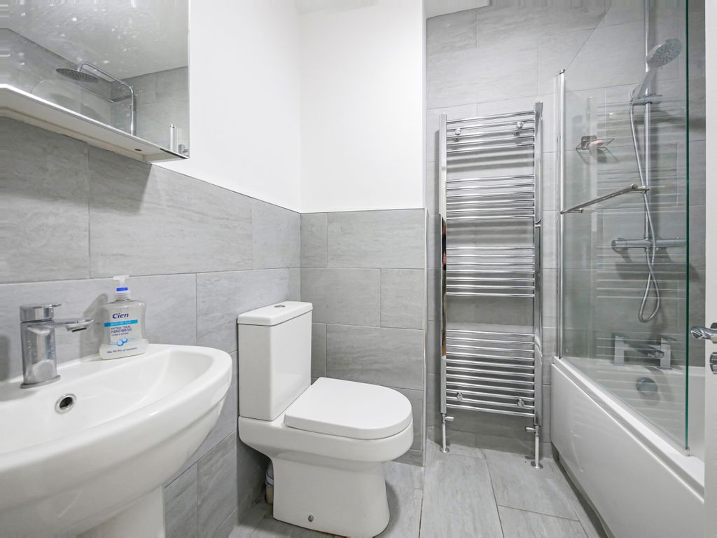 Property photo 3 of 7 Bathroom