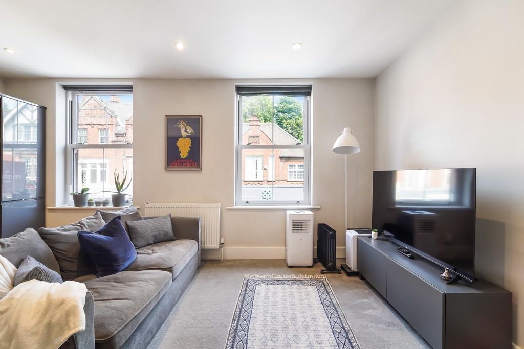 Property photo 3 of 13 Upper High Street