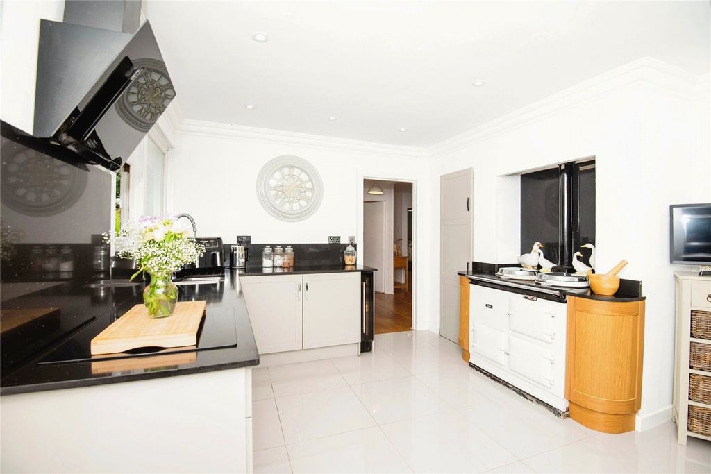 Property photo 3 of 20 Kitchen